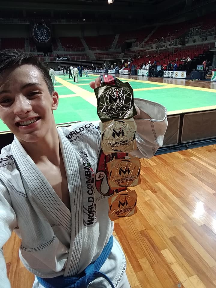 Atleta do Colégio Guairacá, Jhonathan Machado sagra-se campeão mundial de jiu jitsu