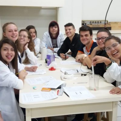 Turmas do Ensino Médio do Colégio Guairacá realizam atividades experimentais de física