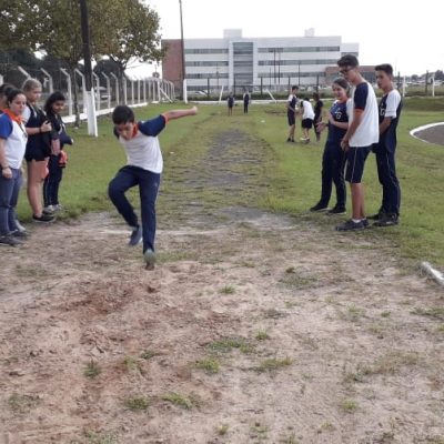 Aula de campo aborda as modalidades do atletismo no Colégio Guairacá