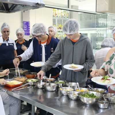 Mães e filhos participam de momento especial no Colégio Guairacá