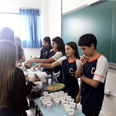 Turma do 8º ano do Colégio Guairacá estuda sobre a cultura africana no Brasil