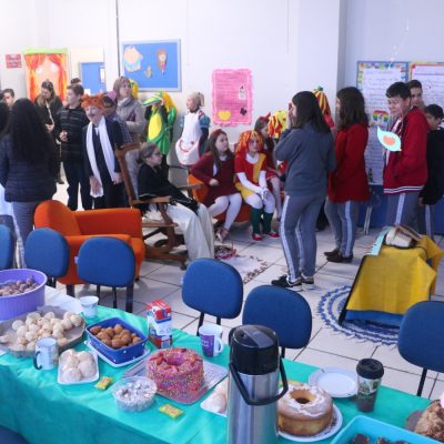 Feira no Colégio Guairacá é dedicada à literatura brasileira