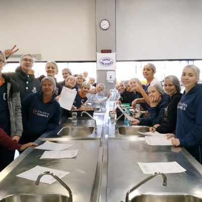 Estudando sobre gênero textual receita, estudantes preparam receitas na cozinha didática