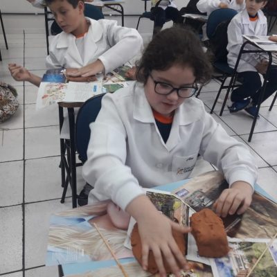 Alunos do 6º ano do Colégio Guairacá criam seu próprio alfabeto pictográfico