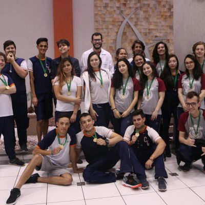 Alunos do Colégio Guairacá recebem medalha de participação no Projeto Planeta Reciclável