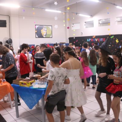 Estudantes se divertem em baile de Carnaval no Colégio Guairacá