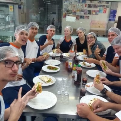 Com aula prática na cozinha, alunos aprendem sobre a culinária mexicana e espanhola