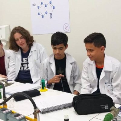 Experimentos de Química mostram aos alunos a diferença de densidade de substâncias