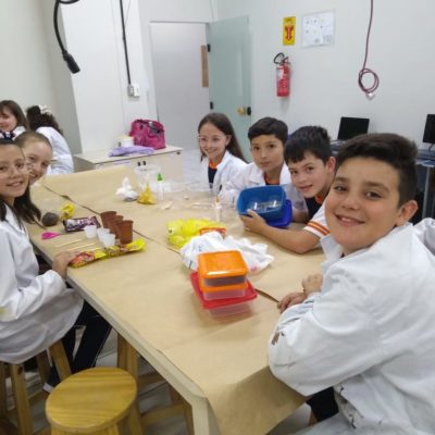 Alunos do 6º ano do Colégio Guairacá produzem tintas naturais