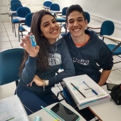 Estudando sobre prismas: alunos do 2º ano realizam práticas na disciplina de Matemática