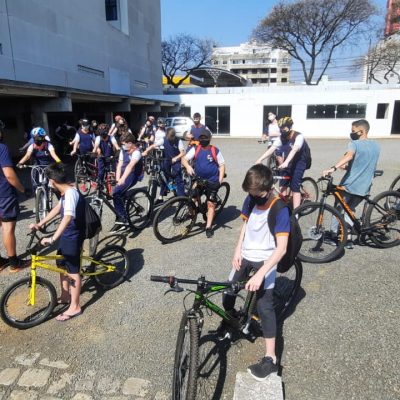 Alunos do Colégio Guairacá participam de passeio ciclístico