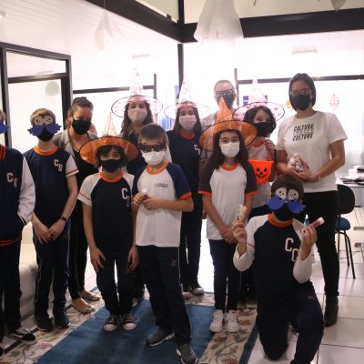 Alunos do 6° ano participam de aula de inglês sobre o Halloween