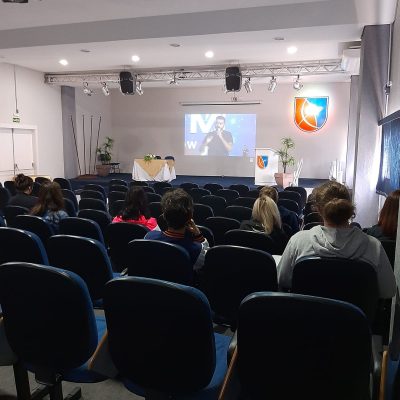 Alunos do ensino médio do Colégio Guairacá participam de aulão do ENEM