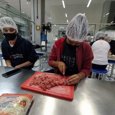 3° ano do ensino médio tem aula prática sobre as reações químicas dos alimentos