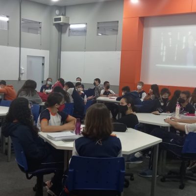 Os alunos do 9° ano do Colégio Guairacá participam de uma aula diferente de Geografia