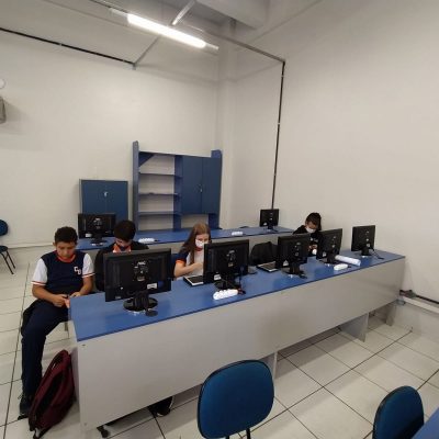 Alunos do 1° do ensino médio do Colégio Guairacá realizam atividades práticas