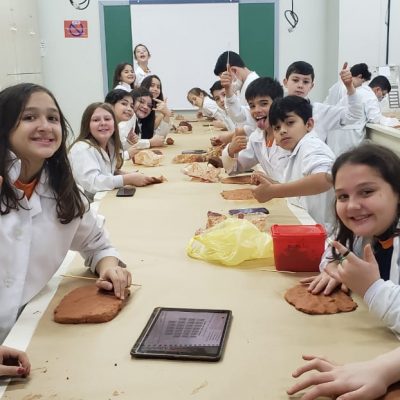 Diversão e conhecimento: alunos do 6° ano do Colégio Guairacá aprendem sobre a escrita cuneiforme