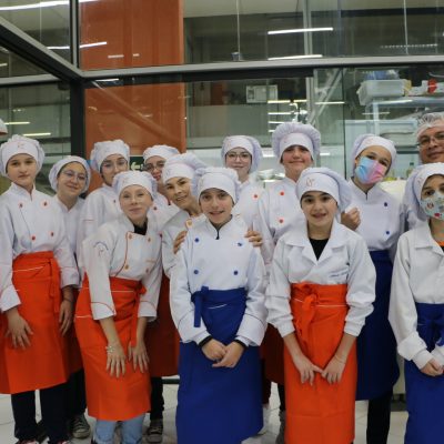 Jantar especial aos pais marca encerramento da Oficina de Gastronomia do Colégio Guairacá