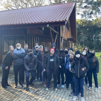 Alunos do 2° ano do ensino médio do Colégio Guairacá fazem visita a campo