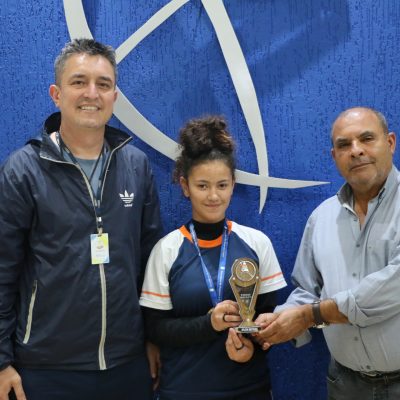 Atleta do Colégio Guairacá recebe troféu de destaque da Liga de Voleibol do Paraná