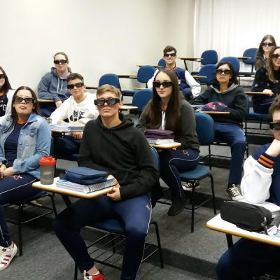 Em aula na sala 3D, alunos do 3º ano do Colégio Guairacá aprendem sobre Eletromagnetismo