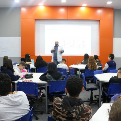 Alunos do Colégio Guairacá participam de aula preparatória para o Enem