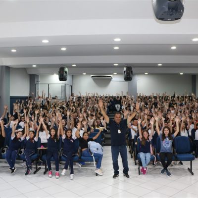 Alunos do Colégio Guairacá recebem boas-vindas do Diretor