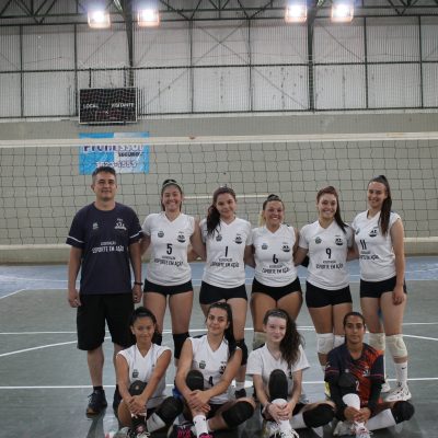 Time de vôlei do Colégio Guairacá garante 3º lugar no Campeonato Miller