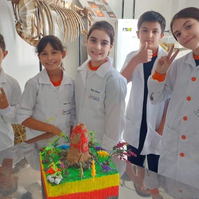 Em aula prática, 6º ano aprende mais sobre as camadas da Terra e vulcanismo