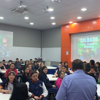 Palestra no Colégio Guairacá aborda a carreira militar