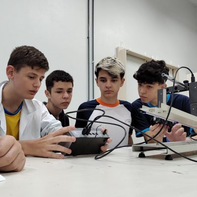 Alunos do Colégio Guairacá participam de atividade de criação de termômetro