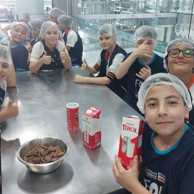 Turma do 7° ano estuda sobre gênero textual em atividade prática na cozinha didática