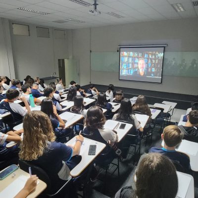 Palestra no Colégio Guairacá aborda adolescência, autoestima e autoconfiança