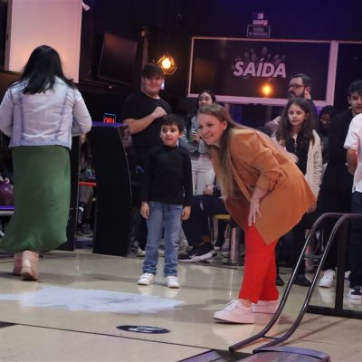 Colégio Guairacá comemora Dia das Mães com noite de boliche