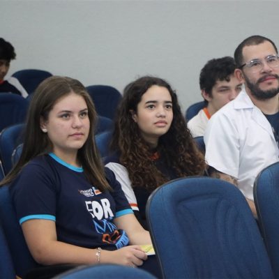 Alunos do Colégio Guairacá participam de palestra sobre as possibilidades do ensino superior