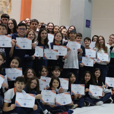 Alunos destaques do Colégio Guairacá recebem certificados