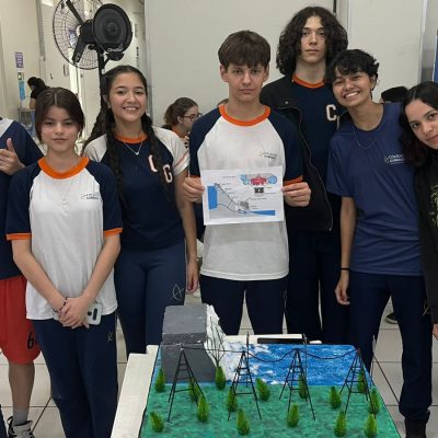 Estudantes apresentam maquetes sobre sustentabilidade e energia após visita técnica