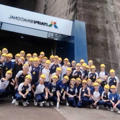 Alunos do Colégio Guairacá vivenciam aprendizado prático na Itaipu e Cataratas do Iguaçu