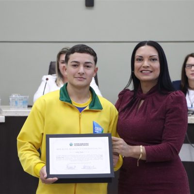 Aluno do Colégio Guairacá, Tiago Evaristo Filho recebe Moção de Aplausos e Congratulações