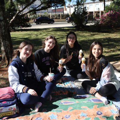 Volta às aulas: alunos do Colégio Guairacá têm tarde de diversão na Praça da Ucrânia