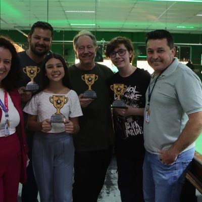 Formando conexões: Colégio Guairacá realiza tarde de sinuca de pais e filhos