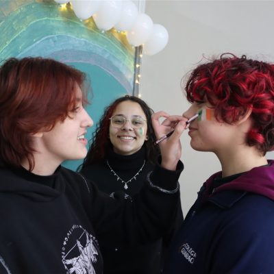 Feira das Nações promove conhecimento cultural dos alunos do Ensino Médio do Colégio Guairacá