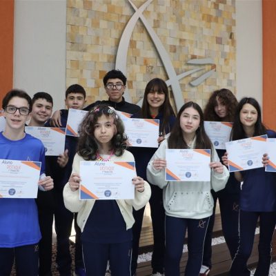 Colégio Guairacá reconhece estudantes com certificados de Aluno Destaque