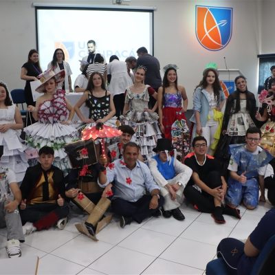 Desfile ecológico reúne alunos do Ensino Médio do Colégio Guairacá
